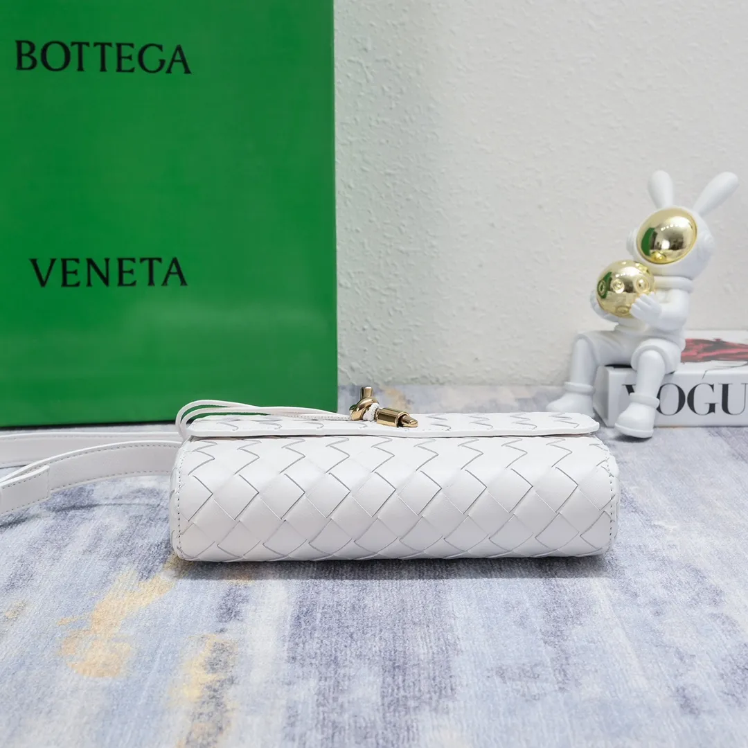 Batch 1420 Bottega Veneta's new style 🆕 mini andiamo bag is so pretty. The dark brown color is very versatile. It is high-end and casual and sexy. Andiamo is not only a commuter bag 🥰 It can be worn crossbody and carried by hand, and it is no problem to match it with evening wear. It can be matched with clothes casually, showing high-end elegance. Style number: 5545 Size: 21.5*13*4.5cm